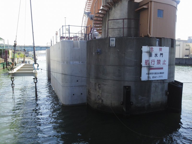一級河川 安治川（旧淀川）水門補強工事のうち、仮設鋼材積込み・海上運搬・設置・撤去・仮置き