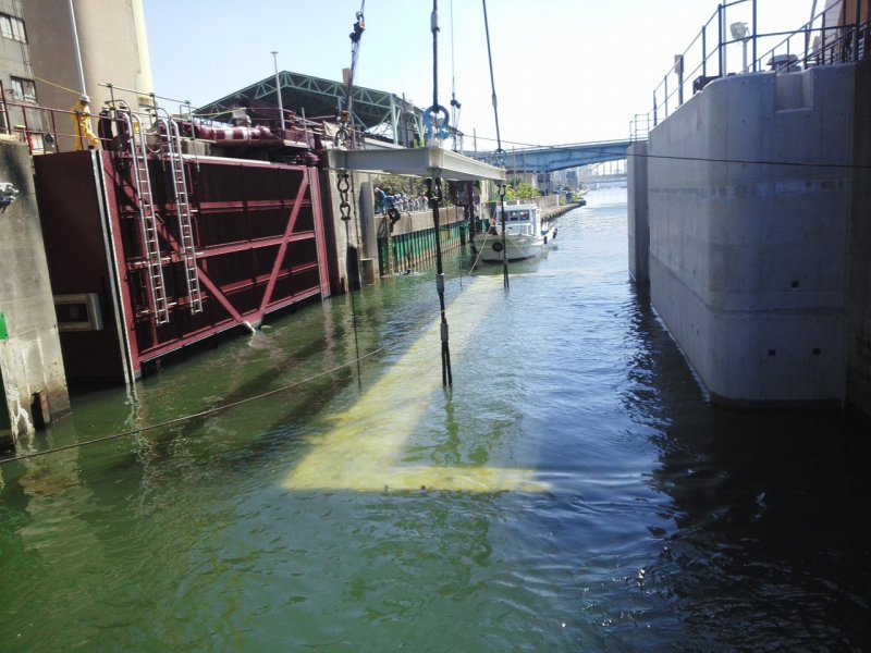 一級河川 安治川（旧淀川）水門補強工事のうち、仮設鋼材積込み・海上運搬・設置・撤去・仮置き 画像04